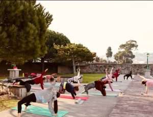 Practicando Hatha Vinyasa Yoga al aire libre en A Coruña