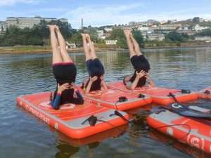 Realizando actividad de Aqua Yoga