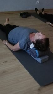 yoga restaurativo om yoga coruña